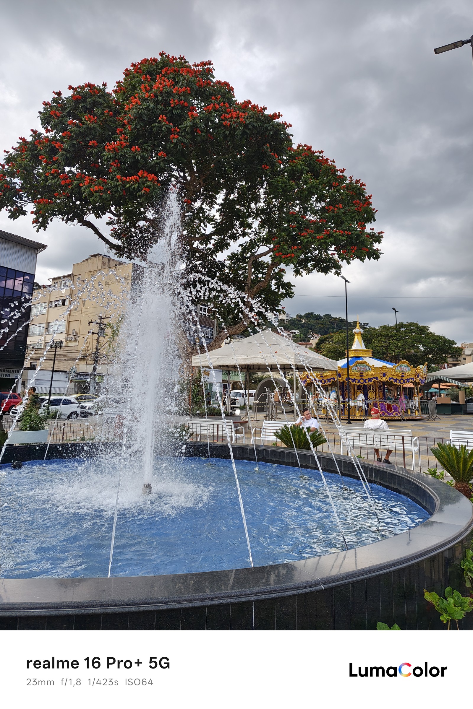 Chafariz na pracinha; foto tirada com realme 16 Pro+ — Foto: Ana Letícia Loubak/TechTudo