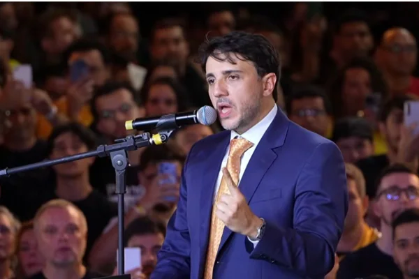 Advogado de Renan apresenta documento que associa perfil neonazista ao MBL - destaque galeria