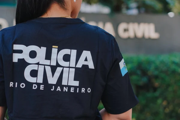 Irmãos são presos após agredirem mulher a pauladas no RJ