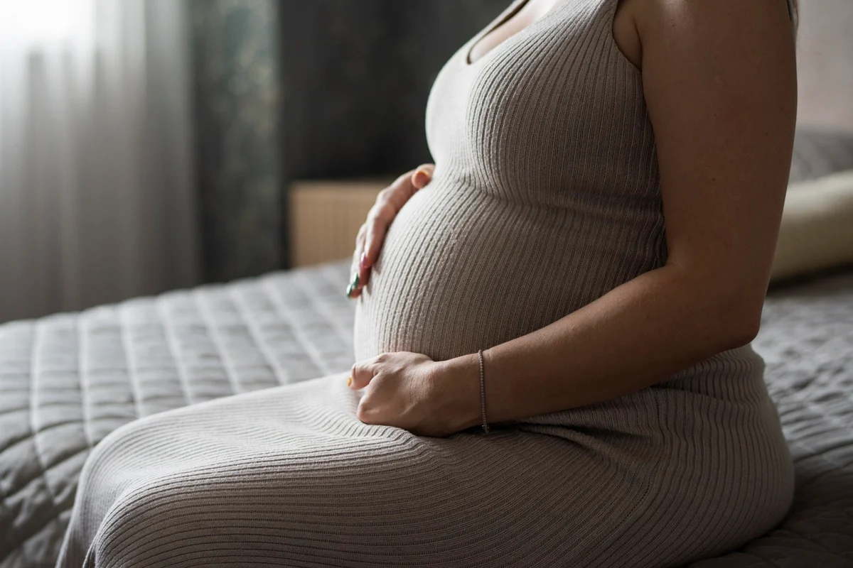close-up da barriga de uma mulher grávida. Metrópoles