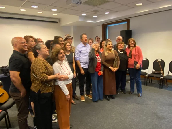 Haddad se reúne com evangélicos em campanha e assina carta de compromisso