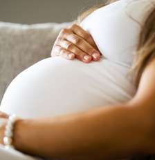 Mulher deu à luz gêmeos gestacionais de pais biológicos diferentes após engravidar naturalmente durante um processo de FIV Foto: Reprodução: kjekol/Getty Images Pro / Bons Fluidos