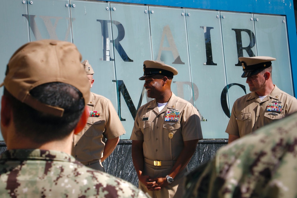 Imagem relacionada à notícia: Reenlistas chefe-chefe de comando do NMRC, entrega o escritório