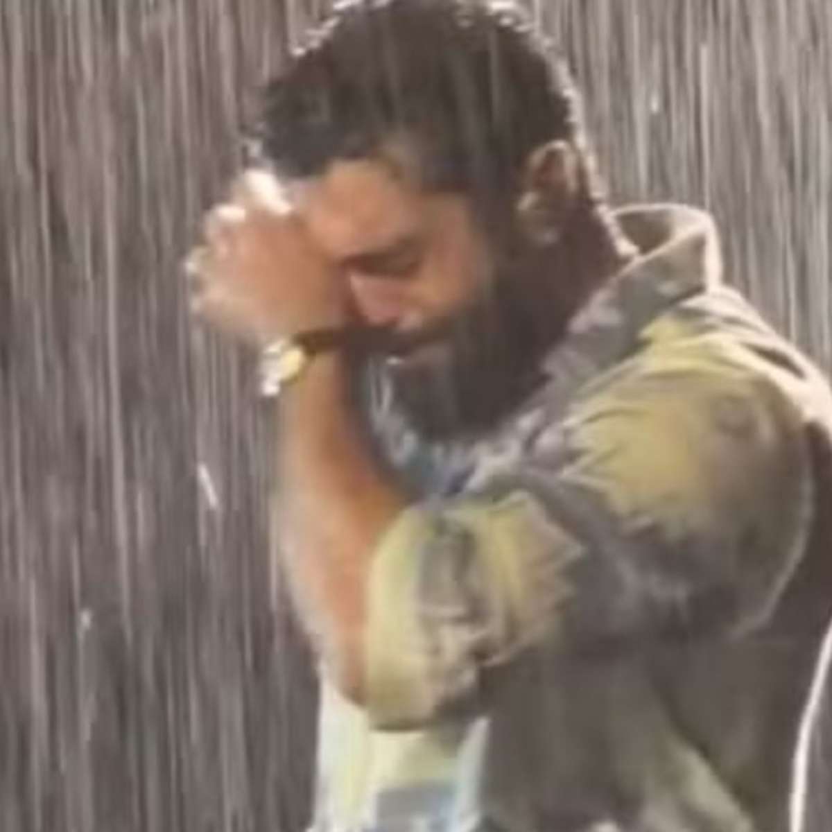 Henrique, da dupla com Juliano, chora ao revelar esgotamento em show; fãs estavam sob chuva