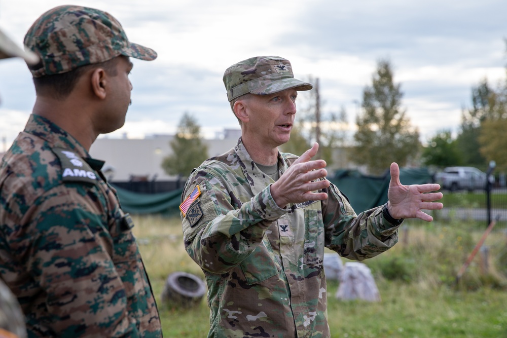 Imagem relacionada à notícia: Exércitos americanos e indianos reforçam a prontidão e interoperabilidade médicas durante Yudh Abhyas 2025 - Fort Wainwright, Alasca