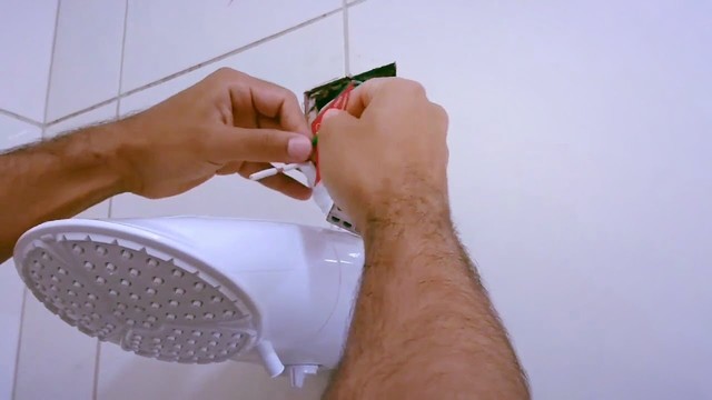 Chuveiro entupido? Veja truques para limpar e melhorar pressão