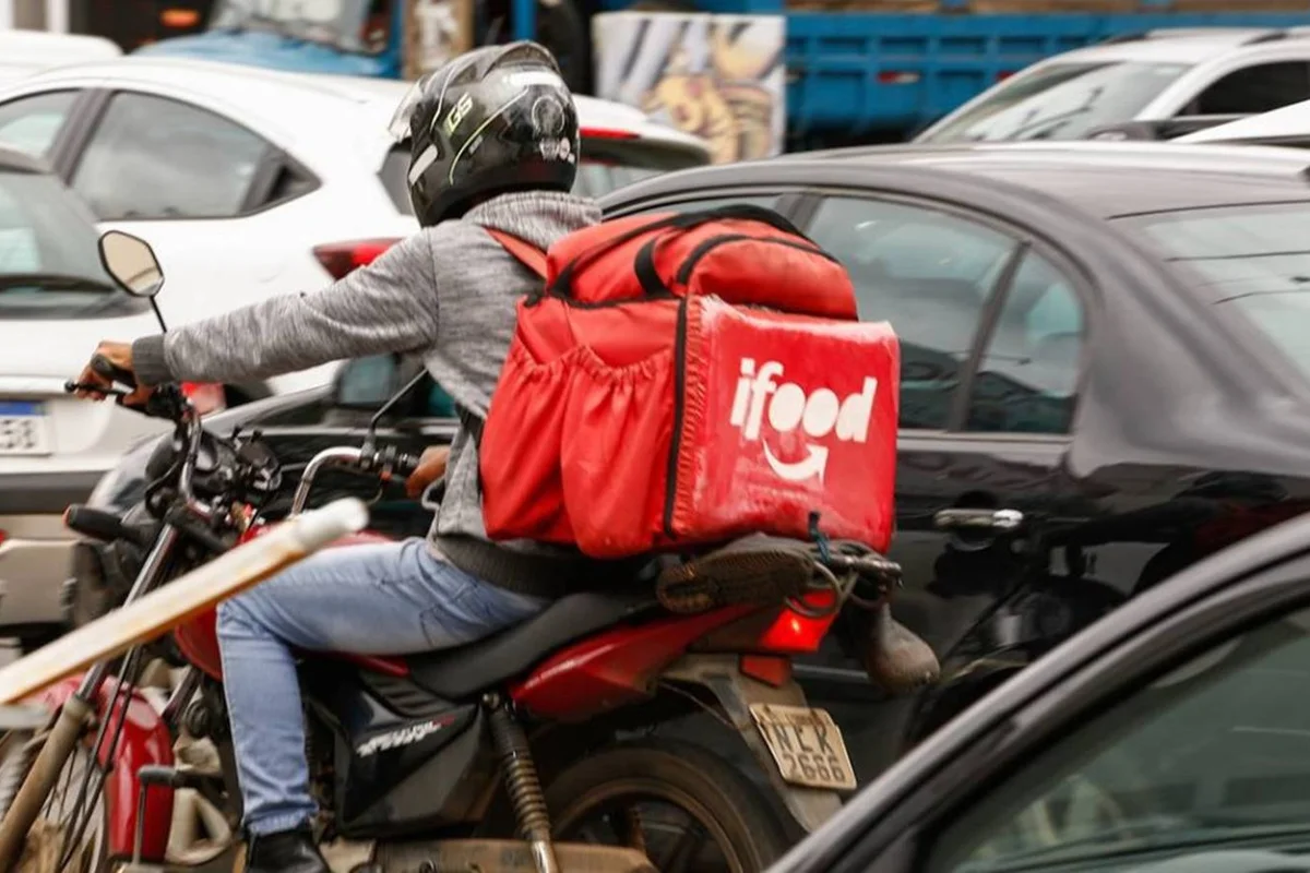 Dupla pede lanche para atrair entregador, rouba moto e é condenada em MG