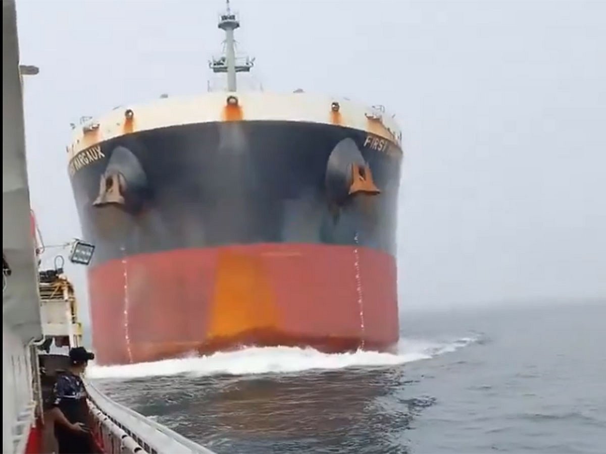 Um cargueiro de grão bandeirado pelo Panamá colide com um barco de pesca chinês perto do Estreito de Singapura.