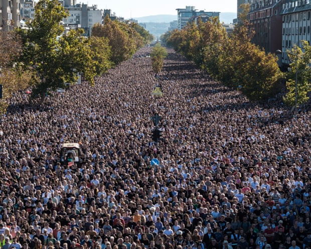 Um movimento de protesto da geração Z pode estar prestes a derrubar o forte homem da Sérvia. Veja por que isso vai abalar a Europa