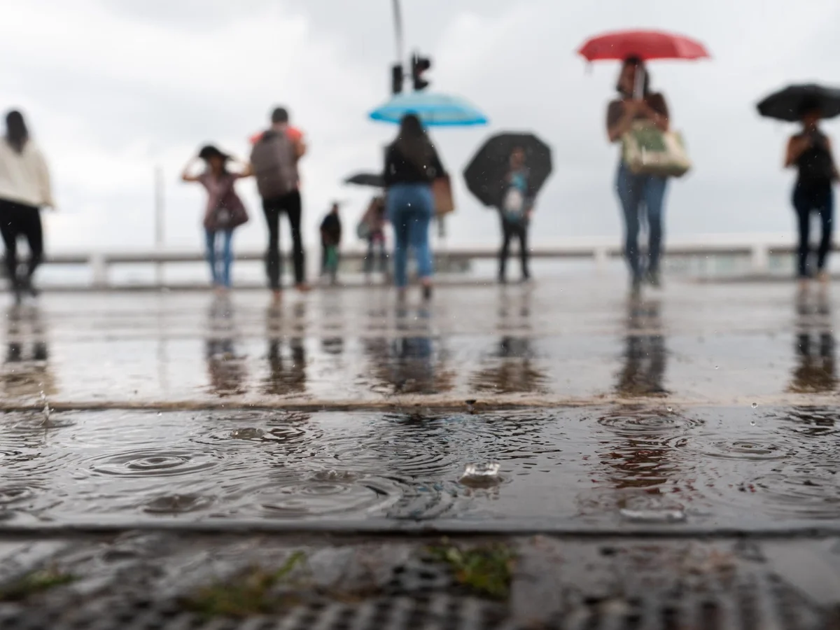 Sob alerta de tempestade, chuva atinge área central de Brasília nesta terça