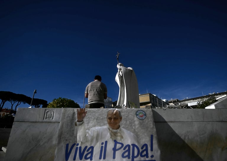 Vaticano publica 1ª imagem do papa após cirurgia; Leão XIV deve aparecer em público no domingo
