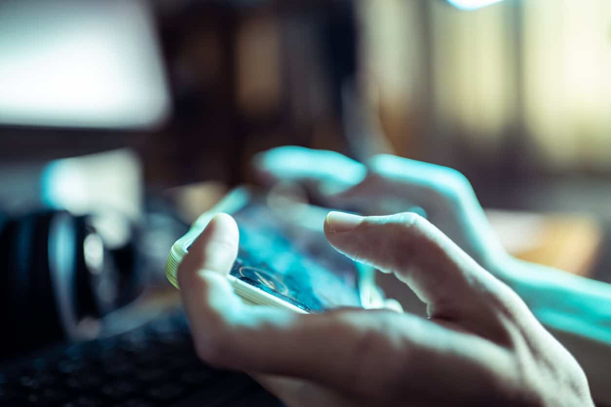 Homem jogando no celular