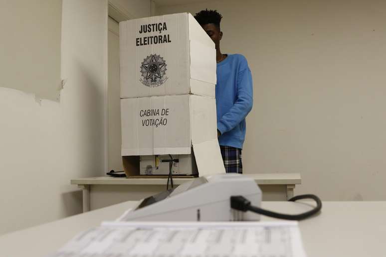 'Cabine' ou 'cabina' de votação: qual é o correto? Veja a explicação