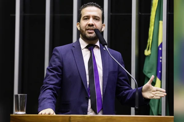 Janones vai ao gabinete de Nunes Marques tentar liberar "Exército do Lula"