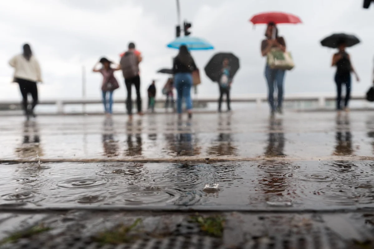 Sob alerta de tempestade, chuva atinge área central de Brasília nesta terça