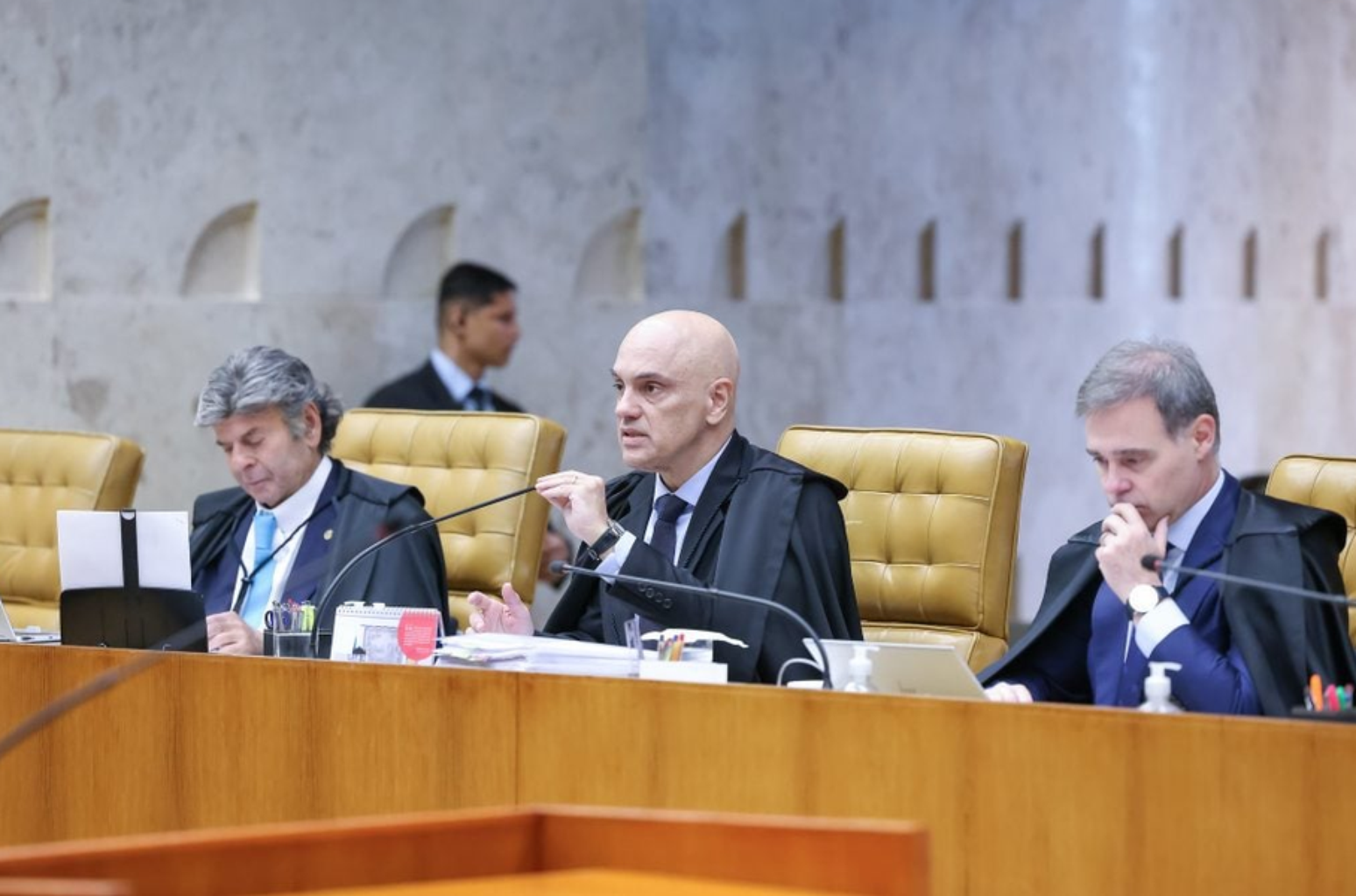 Na imagem, da esquerda para a direita, os ministros: Luiz Fux, Alexandre de Moraes e Andr&eacute; Mendon&ccedil;a