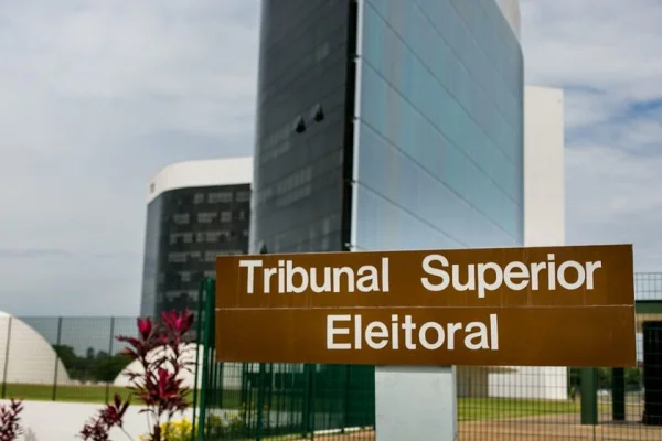 TSE exige dados da Meta e do X a cada 6h sobre perfis de Nikolas e Marçal