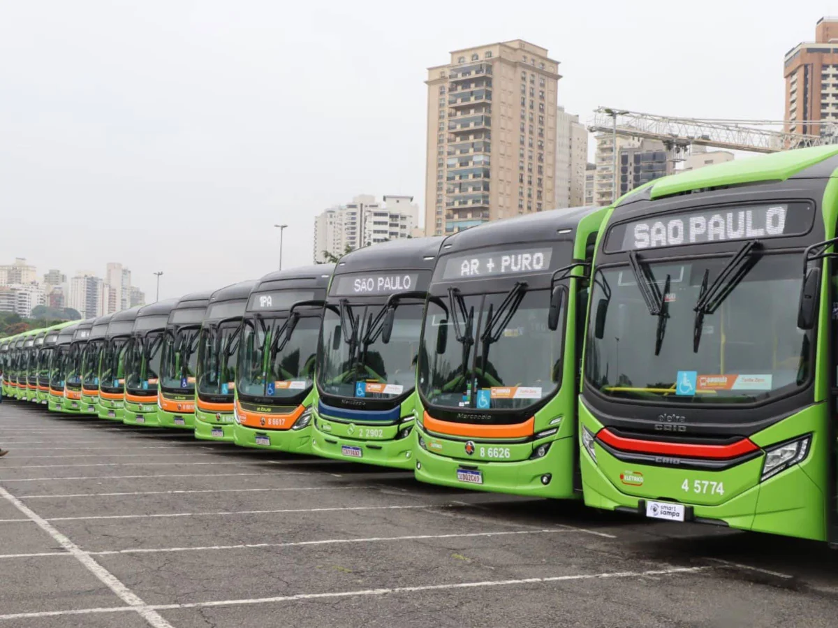Fotografia colorida mostrando ônibus elétricos-Metrópoles