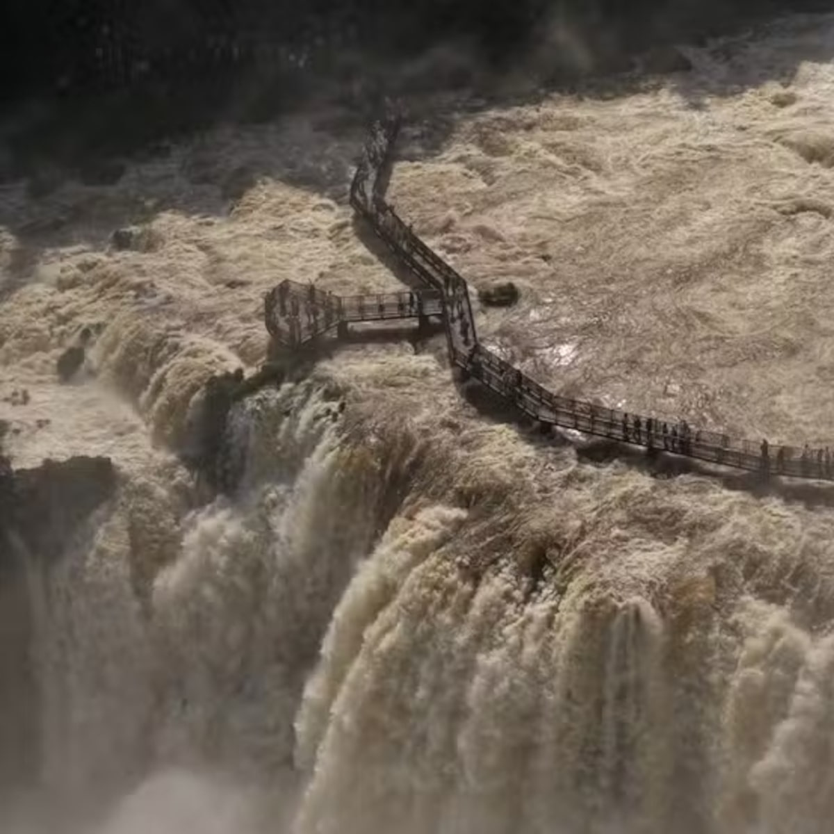 Vazão recorde das Cataratas do Iguaçu provoca interdição de passarela para visitantes