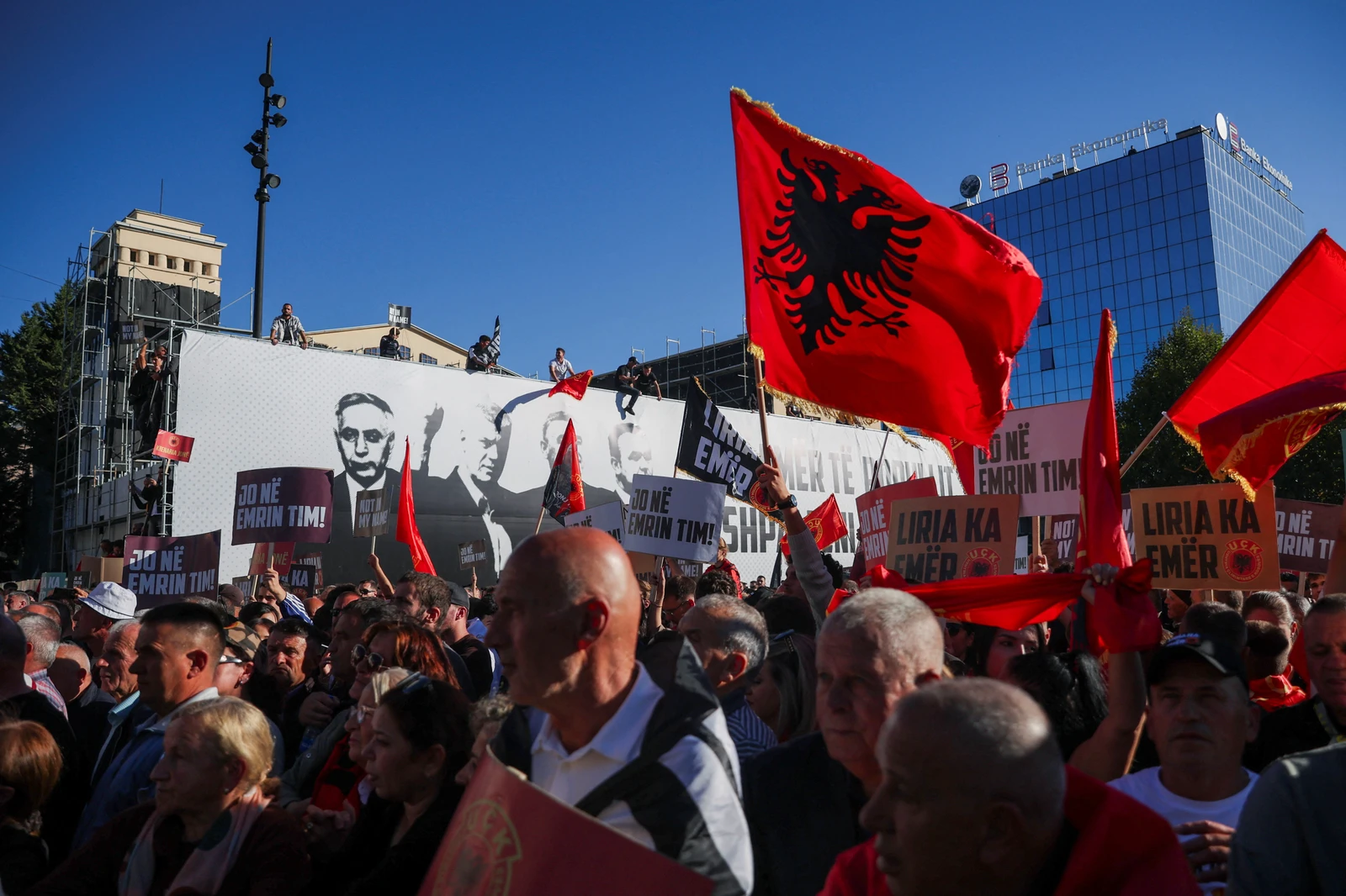 A França estende a detenção do suspeito de atirador racista