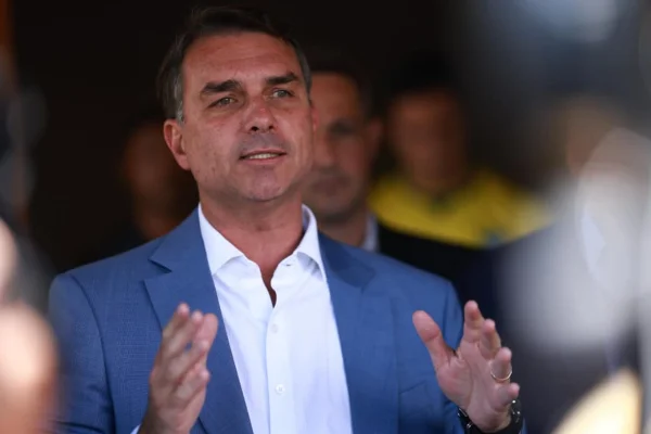 Flávio critica PEC da 6x1 e volta a defender regime por hora: "Liberdade"