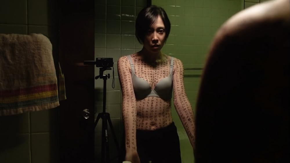 O terror taiwanês Marcas da Maldição utiliza o formato found footage para narrar uma história de maldição e fenômenos sobrenaturais. — Foto: Reprodução/IMDb