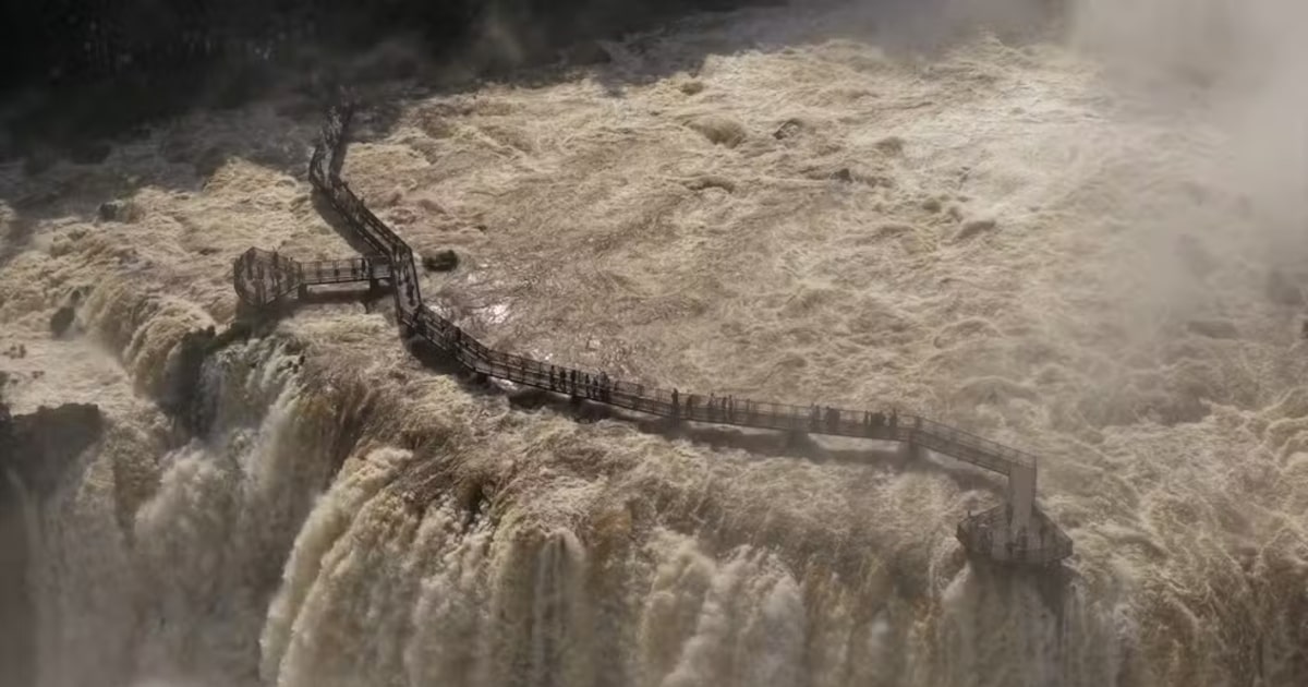Vazão recorde das Cataratas do Iguaçu provoca interdição de passarela para visitantes