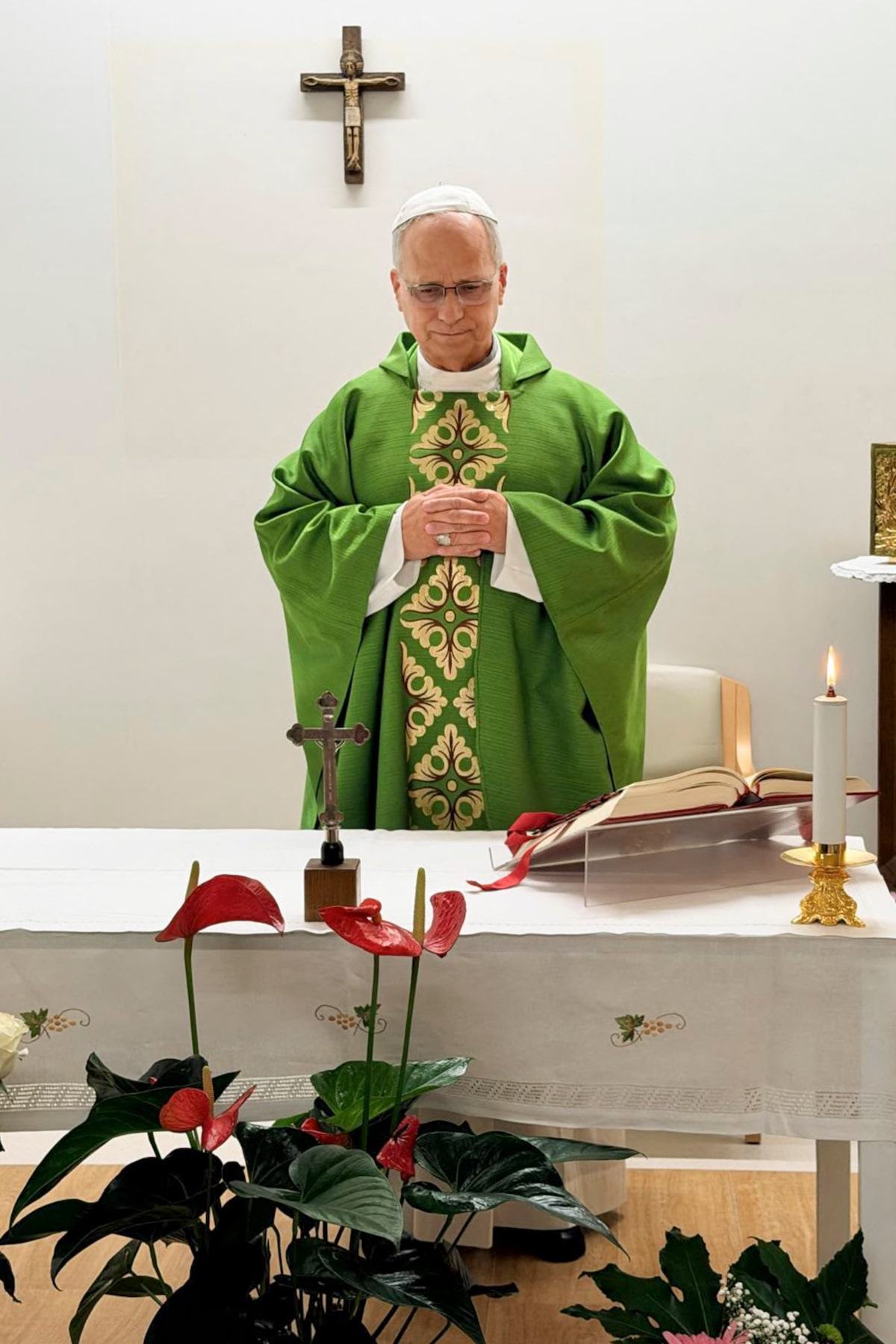 Vaticano publica 1ª imagem do papa após cirurgia; Leão XIV deve aparecer em público no domingo