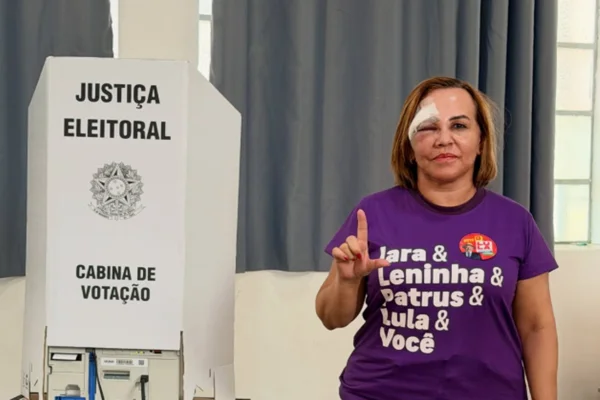 Vereadora do PT ferida com tijolada vota em MG: "Meu voto carrega coragem"