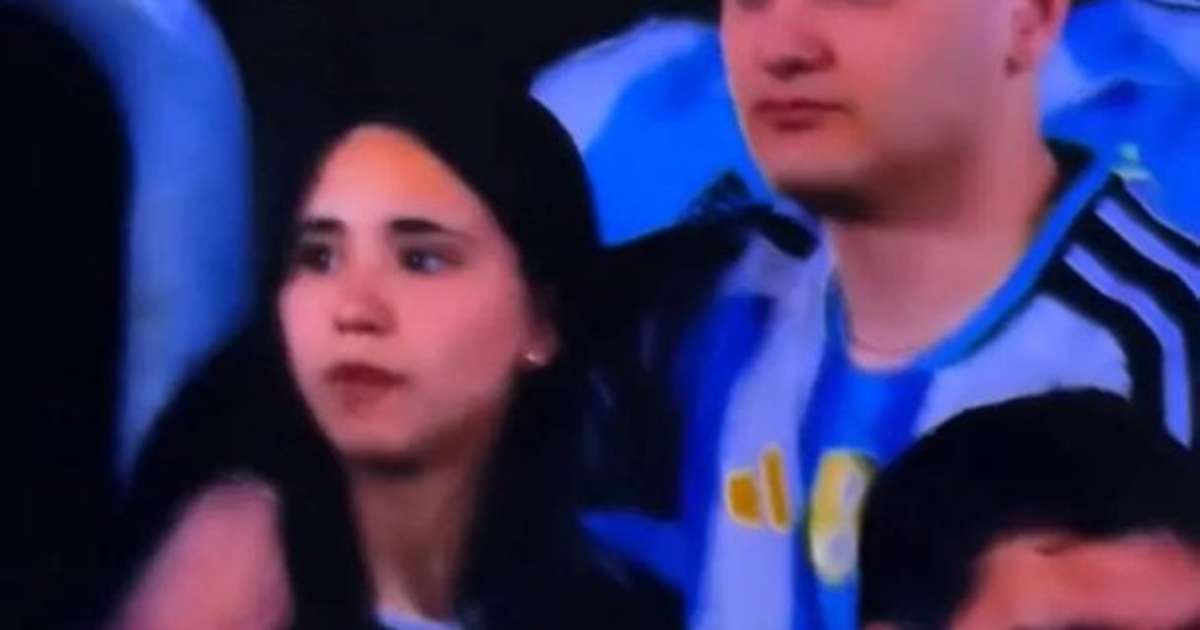 Vídeo: casal protagoniza cena constrangedora no adeus de Messi