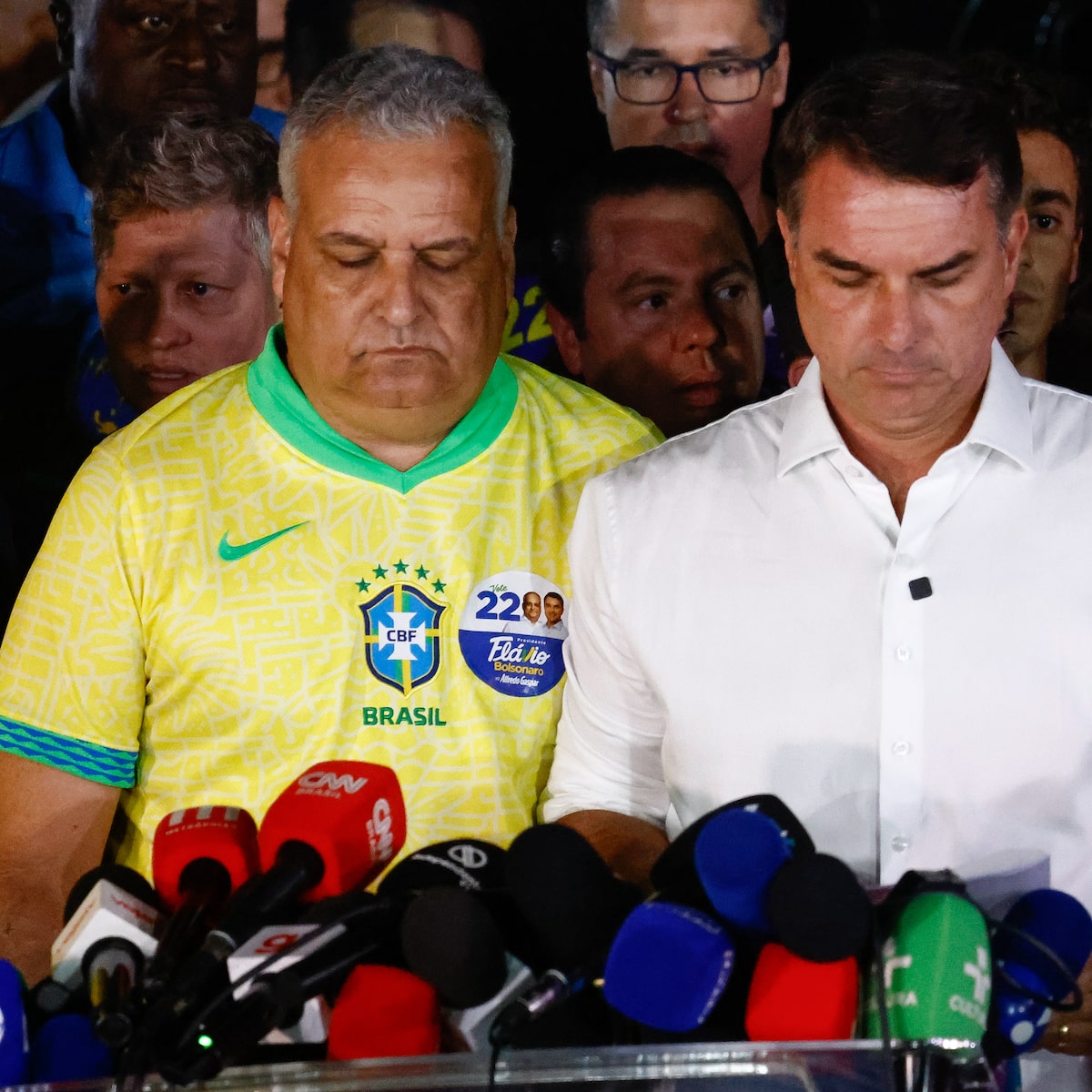 Flávio Bolsonaro disse que não sairia do País e entregaria o passaporte à PF um dia antes de fugir