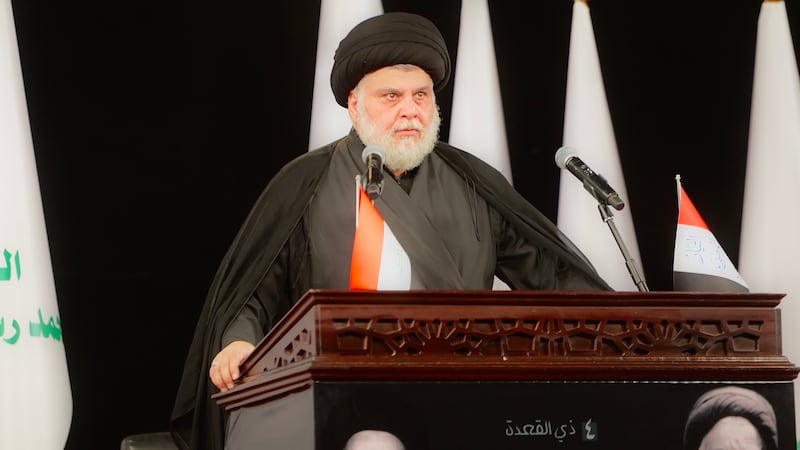 O clérico xiita Moqtada Al Sadr do Iraque busca uma postura de estadista com sua oposição às milícias após a retirada dos EUA