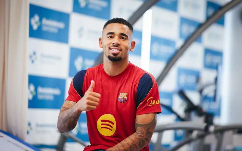 Com Raphinha fora, Jesus herda vaga no ataque do Barcelona