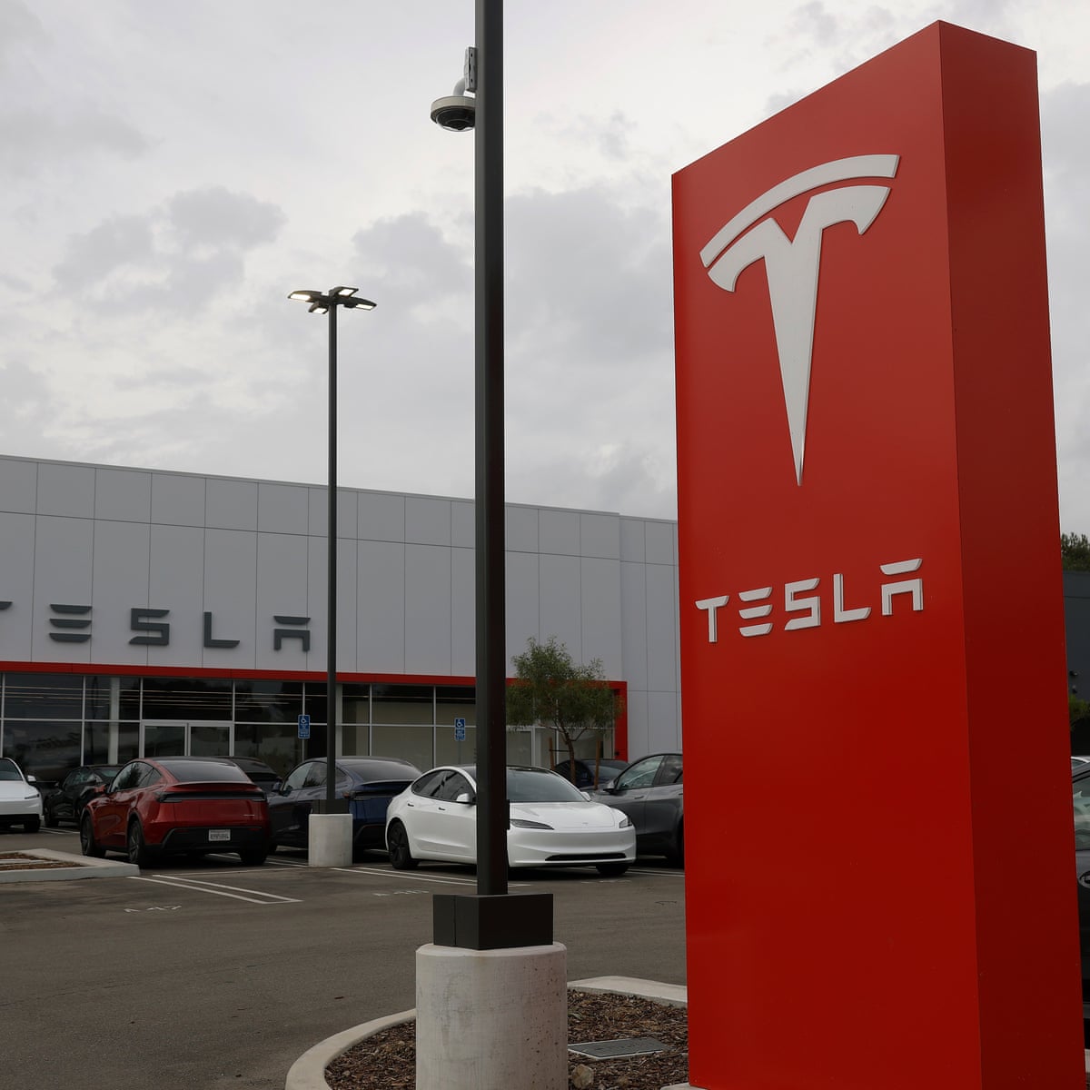 Tesla supera as projeções de lucros após Musk apresentar plano de fusão da SpaceX