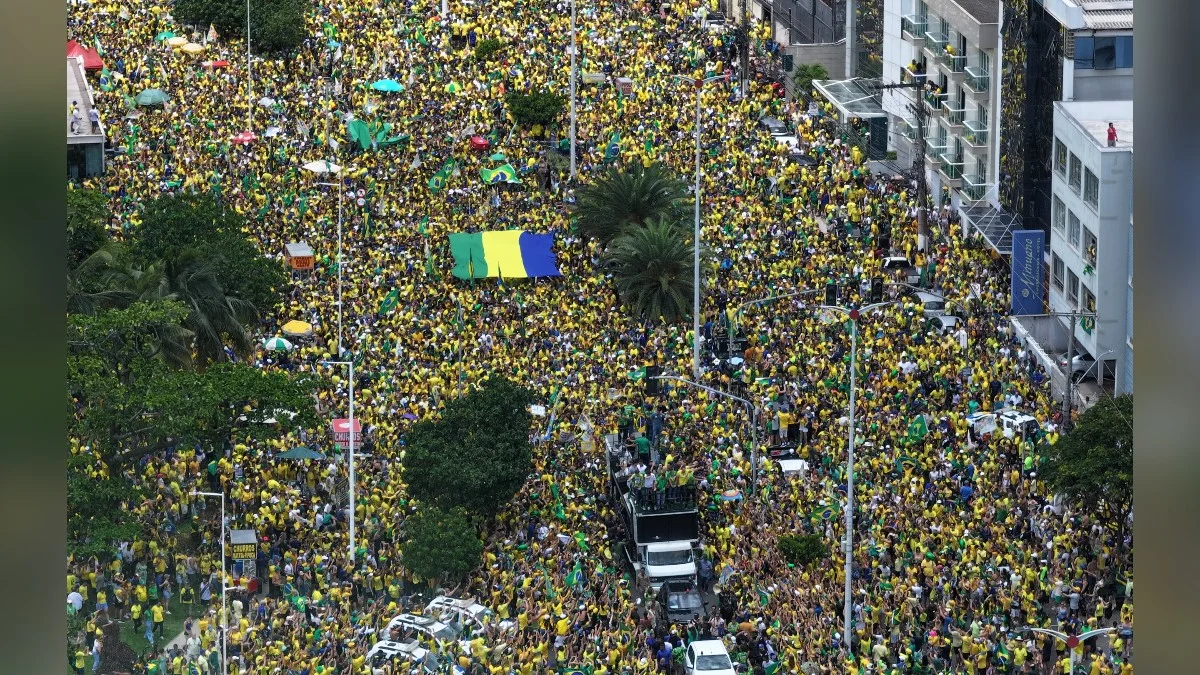 Flávio Bolsonaro participa de "bloco" no trio elétrico em Vitória (ES)
