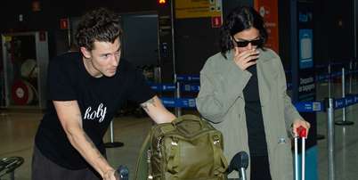 Bruna Marquezine e Shawn Mendes combinam cor de look em desembarque no Brasil ap&oacute;s Semana de Moda de Mil&atilde;o, mas detalhe em fotos do casal &eacute; que chama aten&ccedil;&atilde;o. Foto: Brazilnews / Purepeople