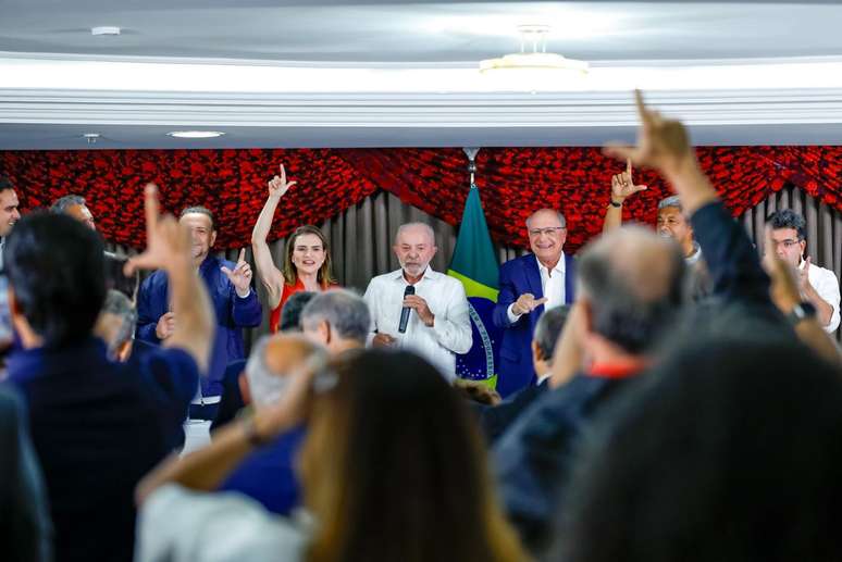 Reduto do PT, Lula inicia campanha de 2º turno sem palanque formal em PE, AL e MA