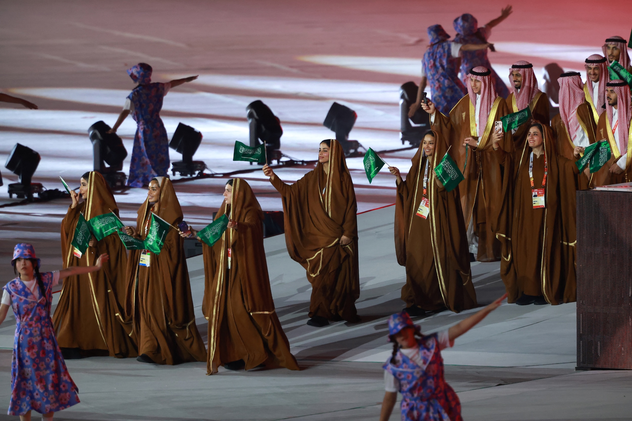 A designer de moda saudita Alia Al-Salmi leva o patrimônio do Reino para o palco global