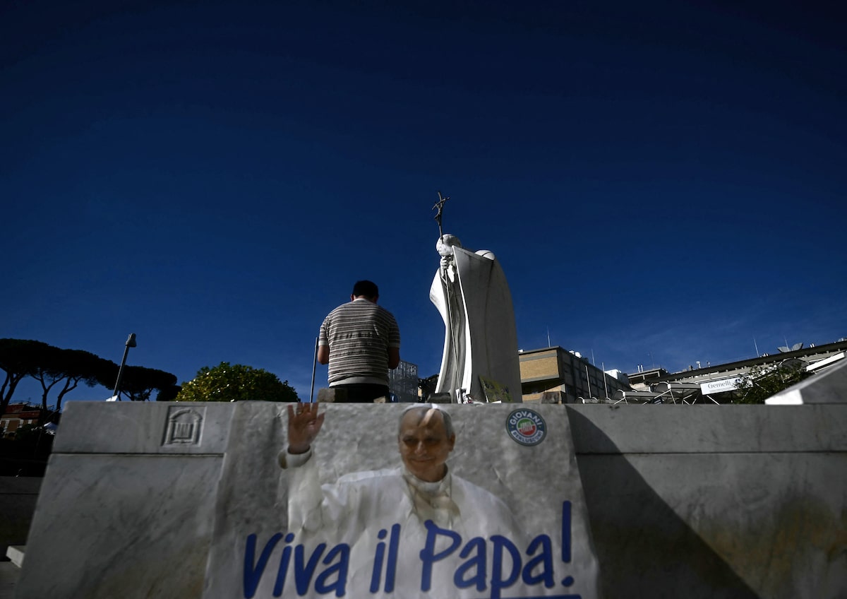 Vaticano publica 1ª imagem do papa após cirurgia; Leão XIV deve aparecer em público no domingo