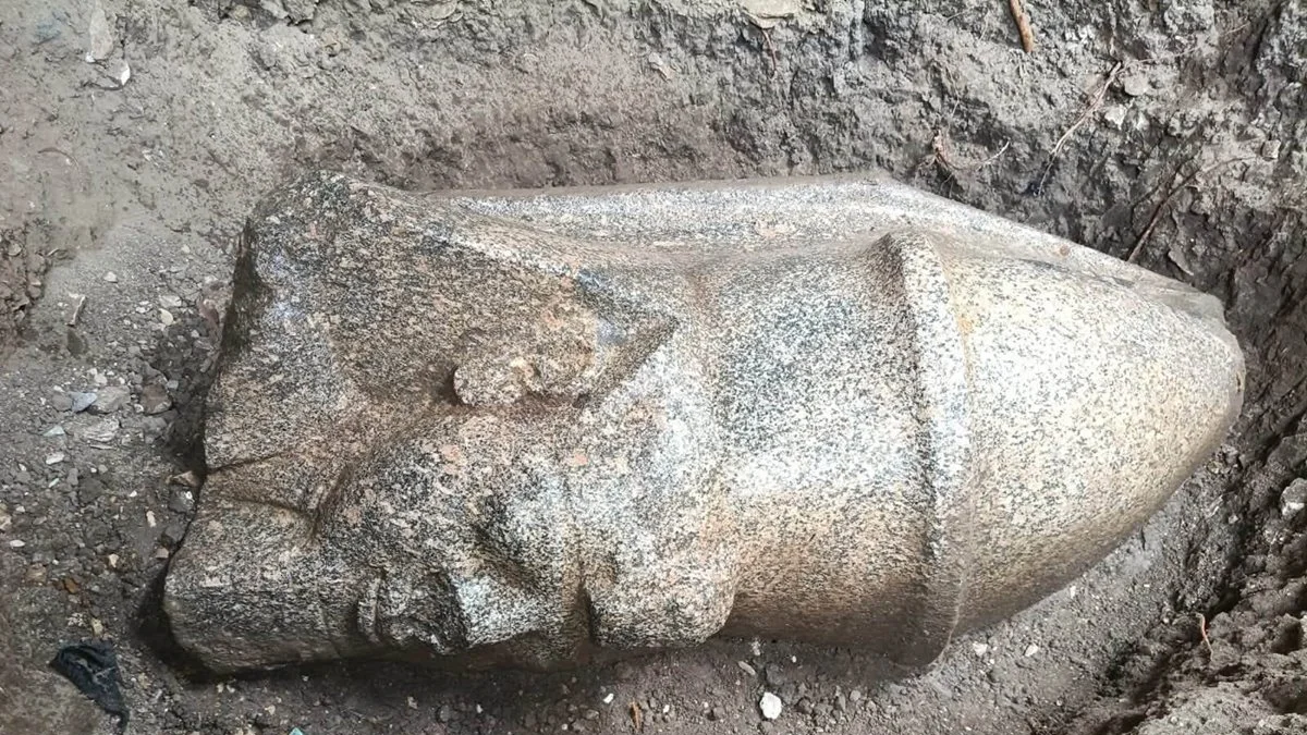 Estátua de Ramsés II com coroa dupla é achada por acaso no Egito