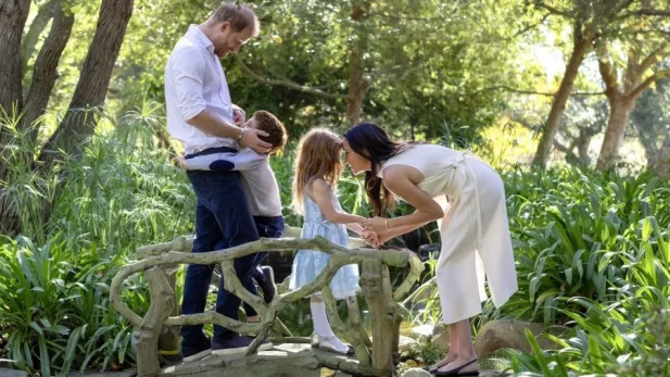 Após mudança para a Inglaterra, Harry e Meghan vivem nova fase e aguardam reencontro com o rei Charles
