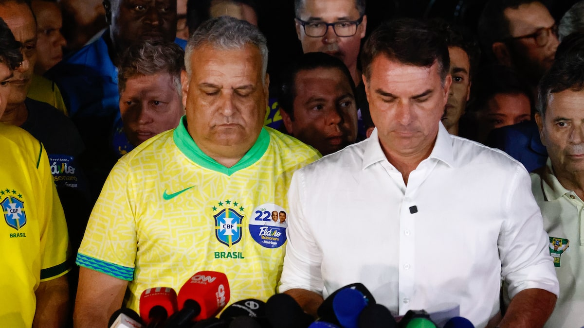 Flávio Bolsonaro disse que não sairia do País e entregaria o passaporte à PF um dia antes de fugir