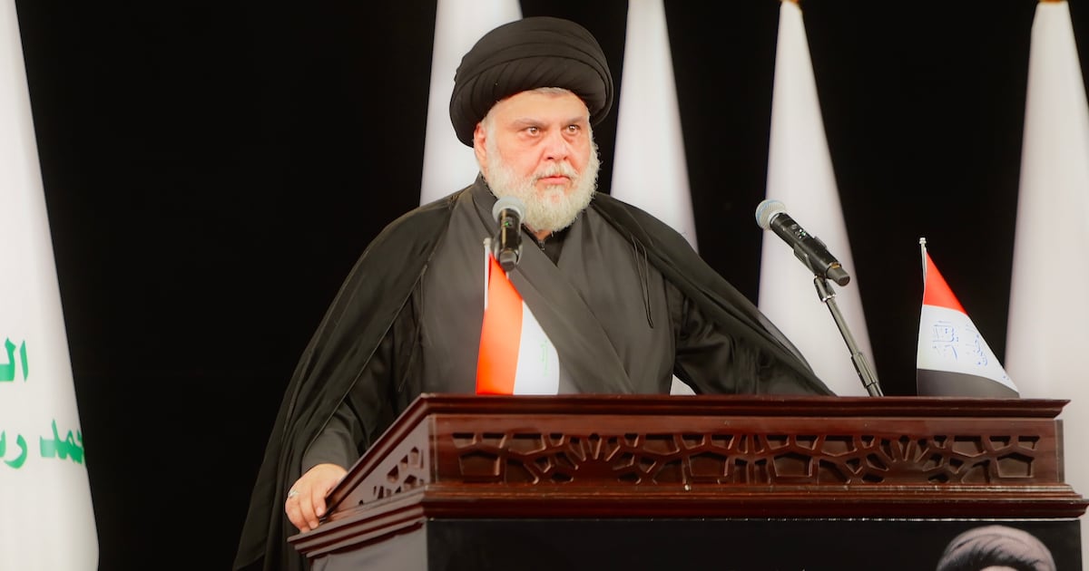 O clérico xiita Moqtada Al Sadr do Iraque busca uma postura de estadista com sua oposição às milícias após a retirada dos EUA
