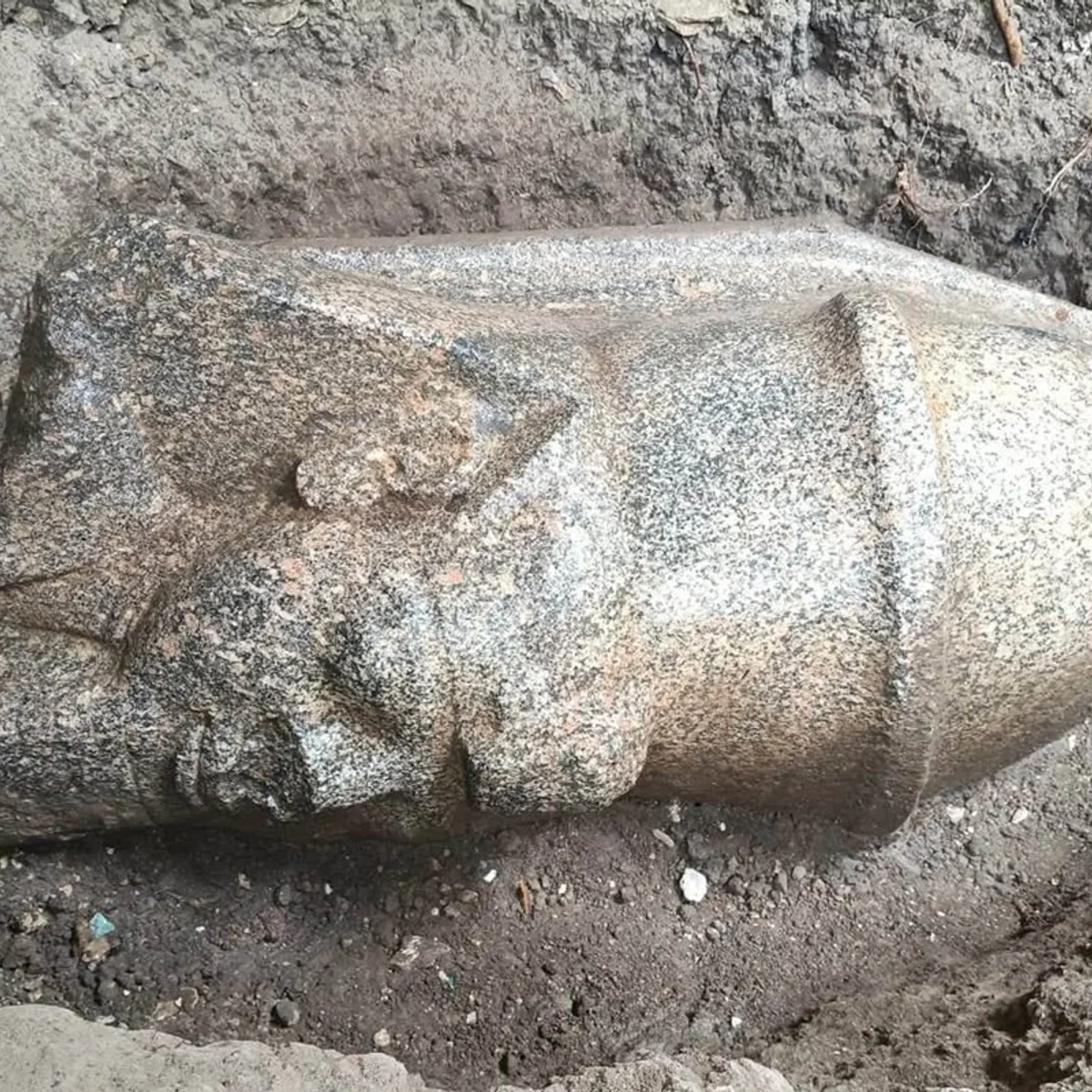 Estátua de Ramsés II com coroa dupla é achada por acaso no Egito