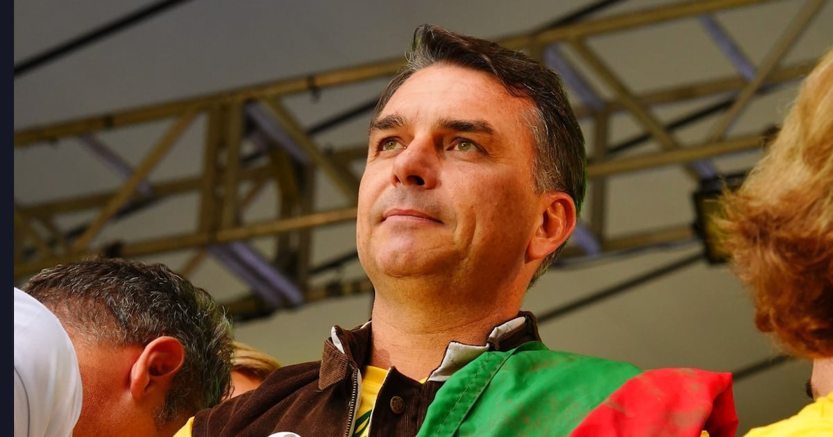 Flávio Bolsonaro aciona TSE e pede investigação sobre uso de sindicatos na campanha de Lula