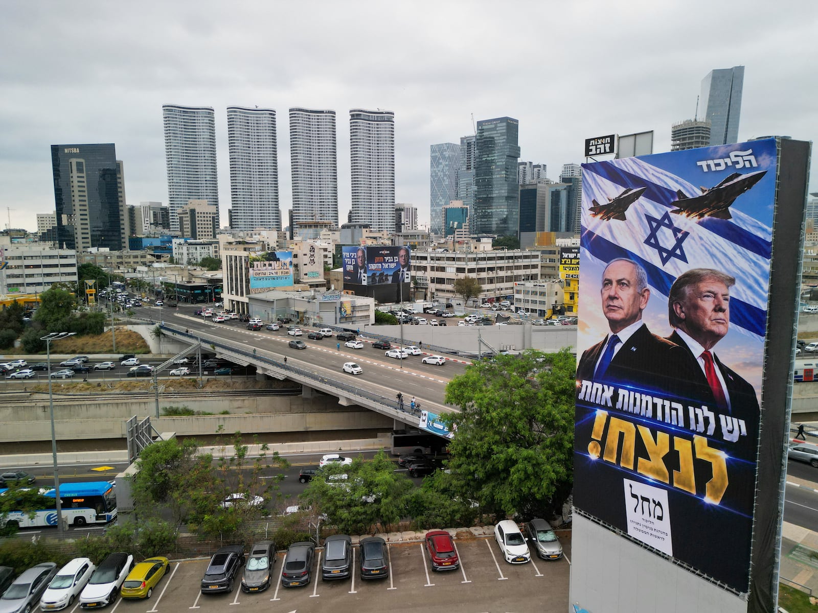Vista de propaganda política em Tel Aviv Amir Cohen/Reuters - 26.10.2026