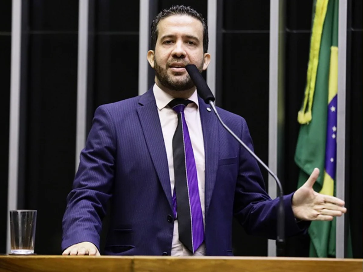 Janones vai ao gabinete de Nunes Marques tentar liberar "Exército do Lula"