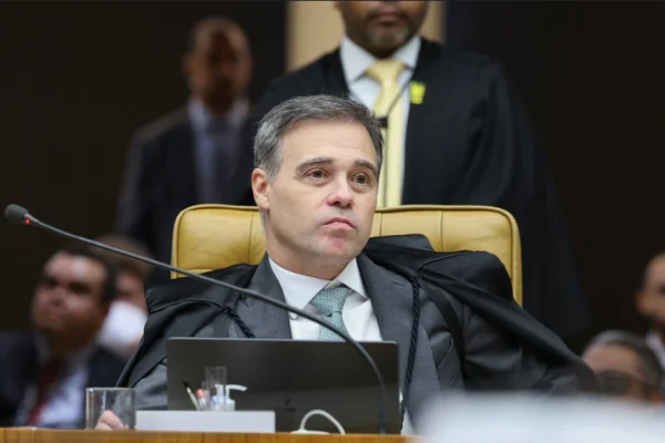 Mendonça leva às redes novos critérios do TSE para posts de Nossa Senhora
