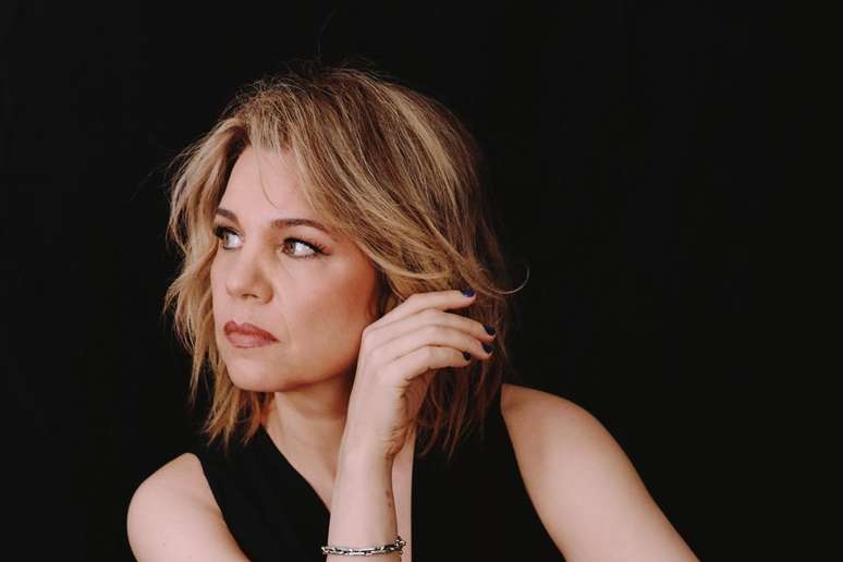 Isabel Teixeira relata desespero ao saber que precisaria retirar as mamas: '90% de chance de ter câncer'