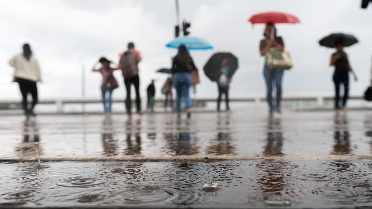 Sob alerta de tempestade, chuva atinge área central de Brasília nesta terça